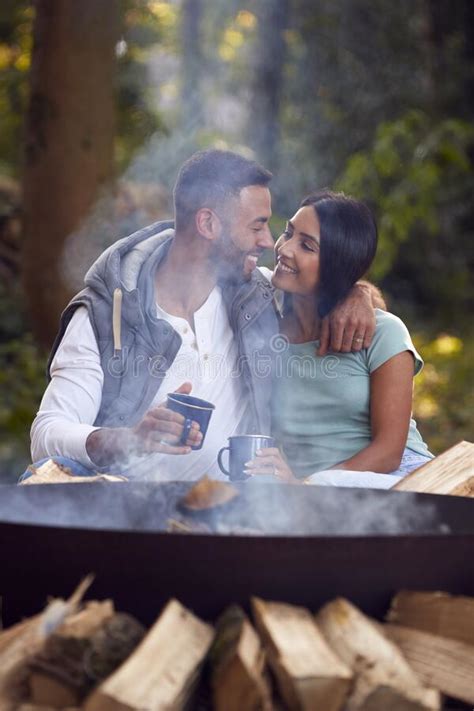 pareja follando en hotel|Pareja romántica caliente hace el amor en vacaciones en una.